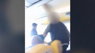 Primele imagini cu românul care a încercat să deschidă uşa unui avion în timpul zborului