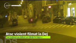 Atac violent surprins de camere la Dej. Trei indivizi au bătut un tânăr în faţa unui local