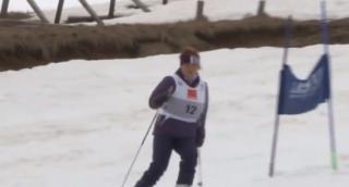 Cu schiurile în picioare, la peste 80 de ani!