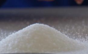 Zahărul scumpeşte sucurile. Parlamentarii vor să îi determine pe producători să scadă conţinutul de zaharuri din sucuri