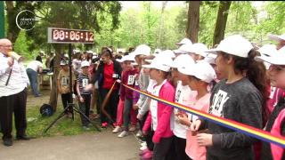 Cros de Ziua Hemofiliei. Gimnasta Simona Amânar şi fotbalistul Iosif Rotariu au alergat pentru a-i susţine pe bolnavi