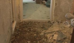 Descoperire macabră într-o garsonieră din Gorj! Oase, posibil umane, zidite sub o cadă