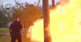 Scenă ca în filme, în plină stradă în Texas. Un poliţist a fost aproape spulberat de explozia unei case