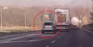 Scene incredibile pe Valea Oltului. Înfuriat că a fost depăşit la mustaţă, un tirist a vrut să-i dea o lecţie unui tânăr şofer