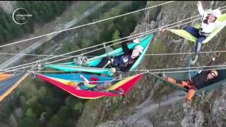 Relaxare la 200 de metri de sol, cu hamace care se leagănă printre stânci în Gorj! Zeci de tineri au testat gratuit senzaţia