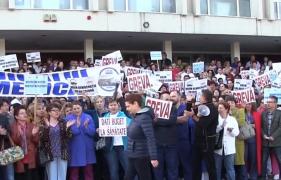 Salariile diminuate şi lipsa sporurilor i-au scos din nou pe angajaţii din sănătate în faţa spitalelor