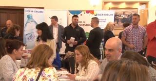 Sute de asistaţi social din întreaga ţară s-au înghesuit la birourile angajatorilor, însă nu pentru un loc de muncă