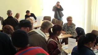 Bursa locurilor de muncă a fost luată cu asalt de asistaţii social. Niciunul nu şi-a căutat însă de muncă