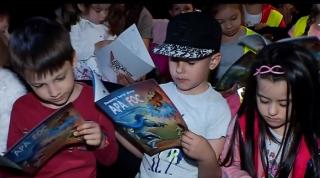 O carte ca o lecție de supraviețuire. Asociaţia Colectiv a invitat mai mulţi copii la centrul UNESCO, la lansarea unei cărţi pentru cei mici
