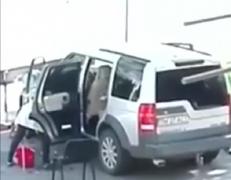 O femeie de serviciu, angajată la Filarmonica Banatul a fost amendată pentru că a făcut curăţenie în maşina şefului