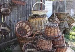 Vechile meşteşuguri pot deveni afaceri profitabile. O familie din Buzău îşi câştigă existenţa împletind coşuri din răchită