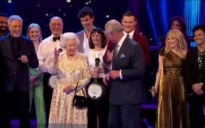 Tradiţie încălcată de ziua reginei, în Regatul Unit. Suverana a sărbătorit cei 92 de ani alături de vedete