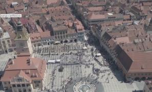 Brașov, la un pas de Cartea Recordurilor, cu cel mai mare lanț de oameni care citesc