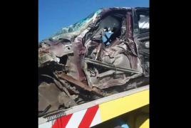 Imagini halucinante! S-au răsturnat cu BMW-ul la 200 de km pe oră, iar apoi au pus mâna pe telefon și și-au filmat prietenii răniți. "Cătălin, ești ok?"