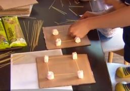 Distracție cu spaghete și bezele. O familie din București a descoperit o activitate distractivă și educativă pentru copii, care îmbină cele două elemente