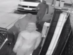 Hoți filmați când fură zeci de mii de euro. Cel păgubit le-a mărturisit mai multor apropiaţi de suma de bani pe care o ţinea în casă