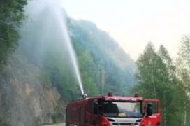 Ard pădurile de lângă Cetatea lui Vlad Ţepeş, din Argeş! Pompierii aşteaptă ca ploaia să le vină în ajutor