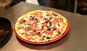 Pizza cu burgeri sau cu cartofi prăjiţi, special modificate pentru români