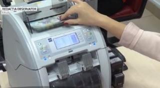 Românii care au credite în lei primesc lovitură după lovitură