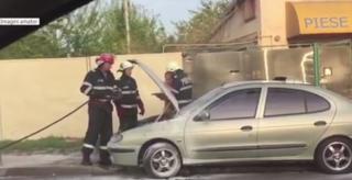 Un autoturism a luat foc pe Drumul Naţional 1 la Otopeni