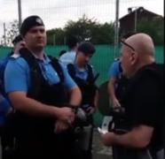 Microbist luat în râs de jandarmi, la poarta unui stadion. Bărbatul voia să intre la meciul Stelei cu Rapid, iar jandarmul l-a trimis la teatru