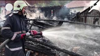 Incendiu de proporţii într-un sat din Bacău