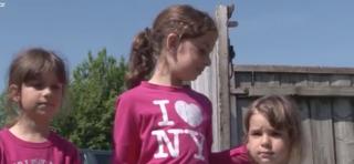 O familie cu 3 copii din judeţul Prahova a rămas pe drumuri după ce un incendiu le-a distrus locuinţa