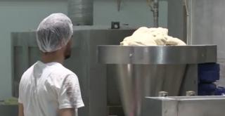 Patru refugiaţi sirieni vor să devină români! Bărbații au fost angajați la fabrica de lipii de lângă Cluj-Napoca