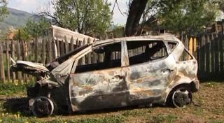 Un bărbat din Prahova a scăpat cu viață, după ce mașina i-a luat foc în stradă