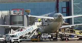 Momente de panică la peste 10 mii de metri altitutine. Pasagerii unui zbor au descoperit o fisură într-unul din geamurile aeronavei