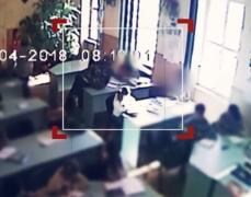 Un tată din Sibiu a intrat cu biciul în clasa unde învăța fata lui și a început să-i biciuiască colegii, dar și profesoara (Video)