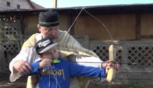 Sute de copii din țară învață să tragă cu arcul, în curtea Muzeului Brad