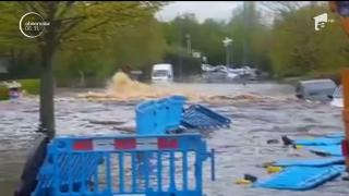Prăpăd lângă Birmingham, după ce o conductă de apă s-a fisurat. Zeci de maşini luate de viitură