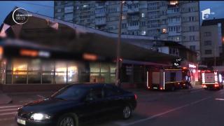 Panou publicitar, la un pas să se prăbuşească în centrul din Piatra Neamţ. Intervenţie dificilă a pompierilor