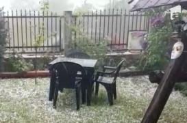 Vijelia a lovit pe neaşteptate pe Valea Prahovei. Bucăți mari de grindină au făcut prăpăd (Video)