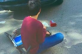 Un copil de 12 ani a lovit cu trotineta o maşină parcată. Proprietarul a început să plângă când l-a văzut ce face (Video)