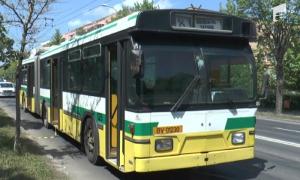 Incident grav într-un troleibuz din Braşov. Doi pasageri au fost grav răniţi după ce un pneu a explodat în mers