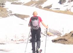 La sfârşit de aprilie, zăpada rezistă, spre bucuria românilor care duc dorul iernii. Unde mai găsiţi pârtii albe