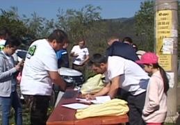 Zeci de voluntari din Neamț au adunat gunoiul de pe malul lacului Vaduri