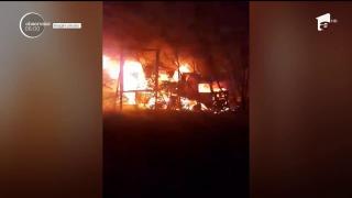 Camion în flăcări noaptea trecută pe Dealul Negru, în judeţul Argeş