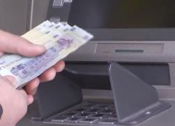 Un bărbat a rămas fără 6.300 de lei, după ce 2 indivizi au făcut peste 60 de plăţi din cardul lui. Poliţiştii au spus că îi vor căuta pe vinovaţi abia după 1 Mai