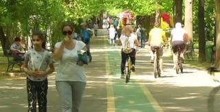 Aprilie a fost luna în care românii au avut trei vacanţe