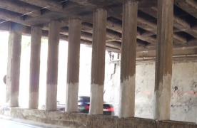 Podul Constanța, ”reparat” cu o mână de glet. CFR infrastructură a uns pilonii, pentru ca betonul să nu mai cadă