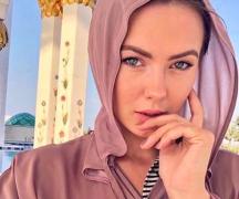 Viața ca o vacanță continuă. O tânara lituaniancă, stewardesă, duce un trai de lux, călătorind în întreaga lume