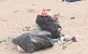 Valuri de gunoaie în Vama Veche. Plajele sunt pline de peturi, deși numărul coșurilor de gunoi s-a dublat