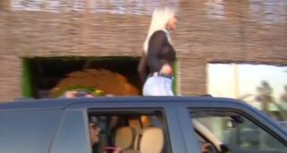 În club, ca pe podium. Prin mașini și costumații, turiștii din Mamaia au încercat să atragă privirile