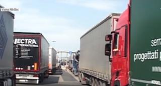 Aglomerație în vămi. Cozile sunt de peste 20 de kilometri
