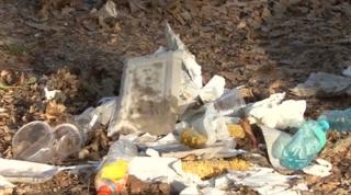 Tone de gunoaie într-o pădure de lângă Târgu-Jiu, după minivacanţa de 1 Mai