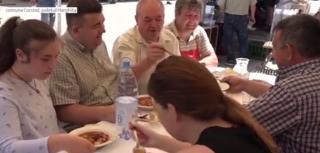 Gulaș și colaci în loc de grătar