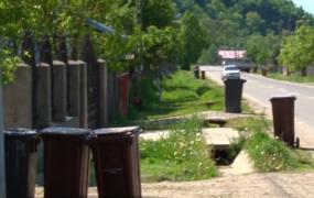 Lista rușinii de pe Facebook. Primarul unei comune din Argeş a publicat imagini din gospodăriile neîngrijite
